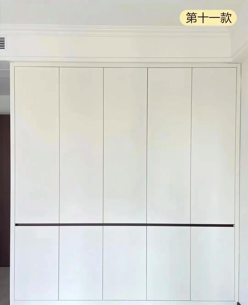 臥室無把手分段式衣柜設計 簡約美學與實用功能的完美融合